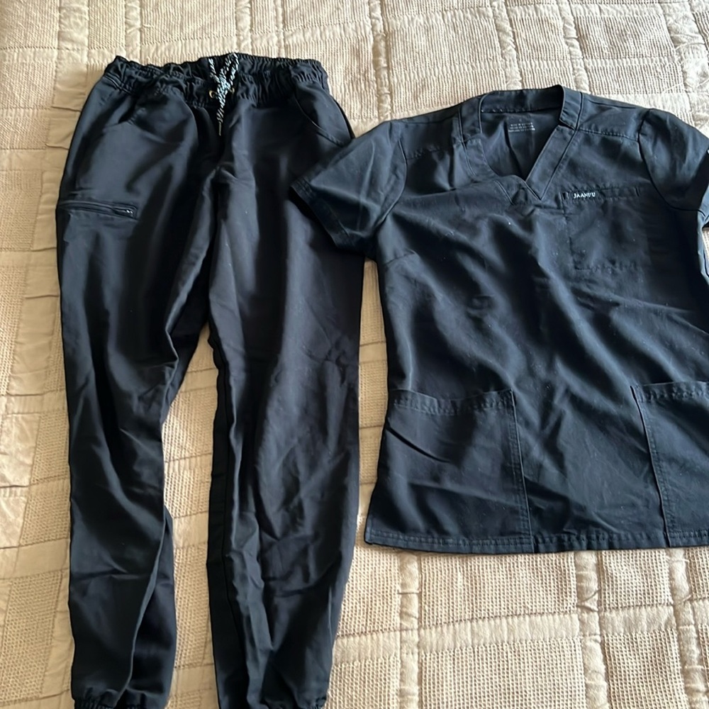 Jaanuu scrub set
